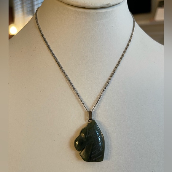 Natural nephrite jade hand carved large horse pendant & silver tone metal chain - Picture 5 of 7